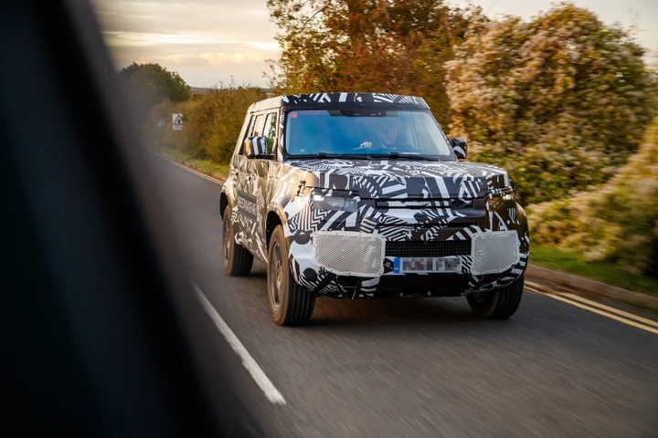 Nuova Land Rover Defender 2019, le immagini dei test su strada