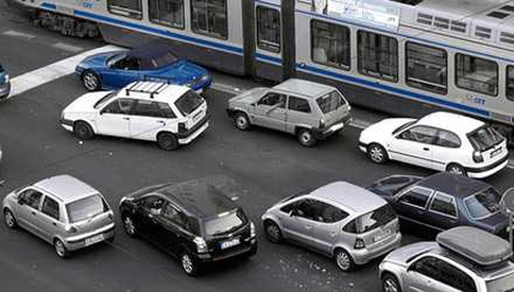 Gli italiani alla guida? Poco eco-friendly e auto-dipendenti