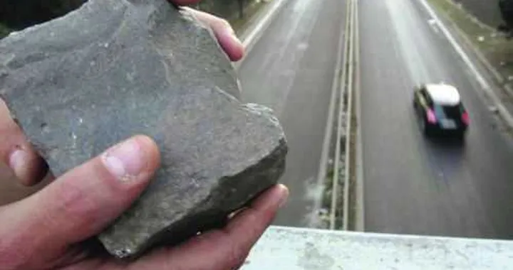 Sassi dal cavalcavia: torna l’incubo a Treviso