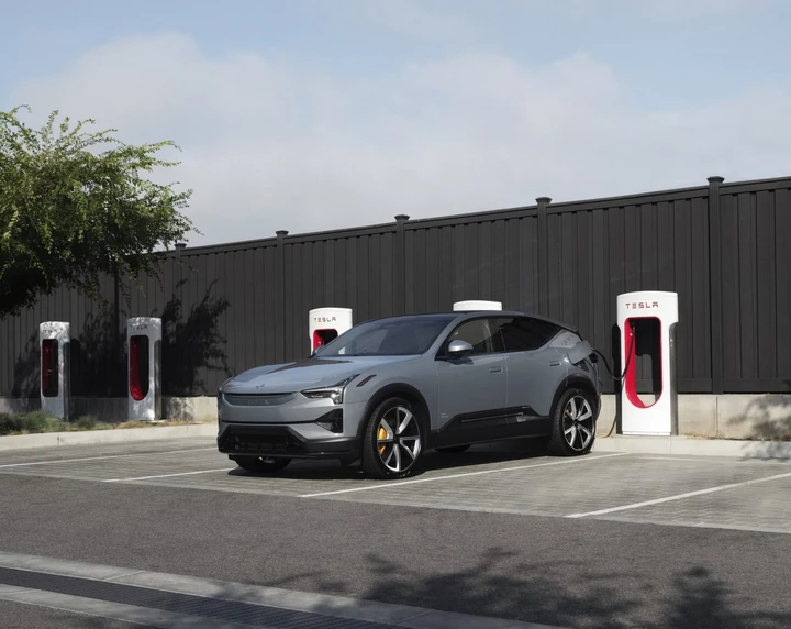 Polestar chiude gli showroom in Cina e punta tutto sull’online