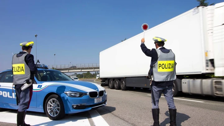 Trasporta otto persone su una macchina omologata per cinque, con un bambino in braccio