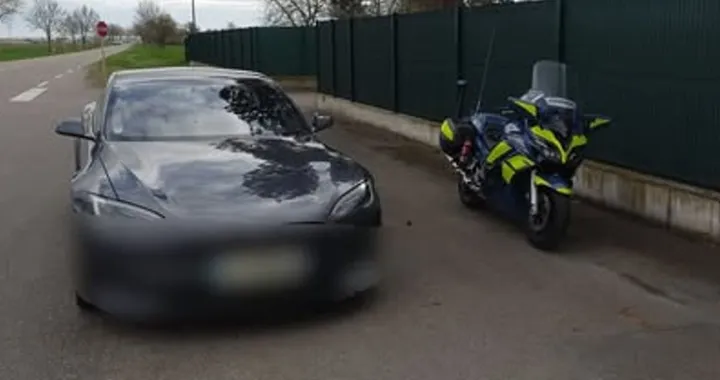 Giovane alla guida di una Tesla a 235 km/h: multa e sequestro