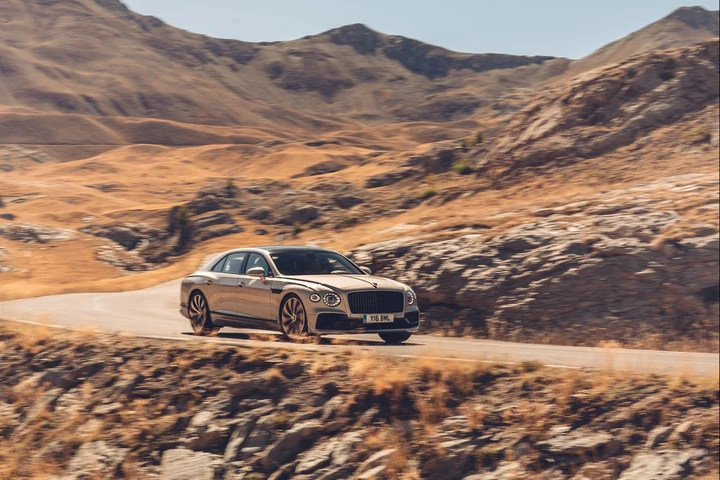 Bentley Flying Spur Blackline 2019: immagini ufficiali