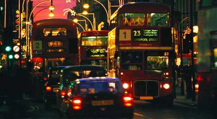 UK: le benzina sale, il traffico scende
