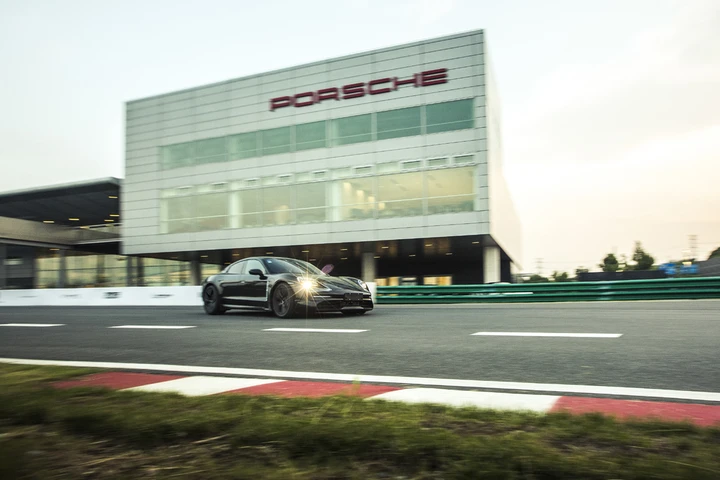 Porsche: la Taycan scende in pista a Shanghai nel Porsche Triple Demo Run