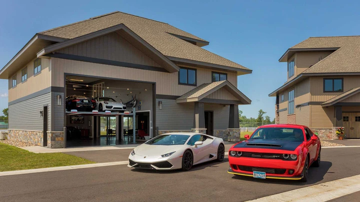 La casa da sogno per gli appassionati di auto è costruita in pista
