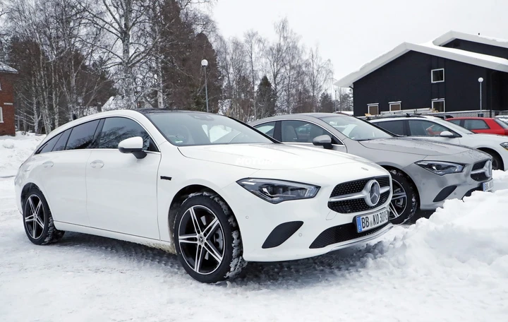 Mercedes CLA ibrida plug-in: le foto spia