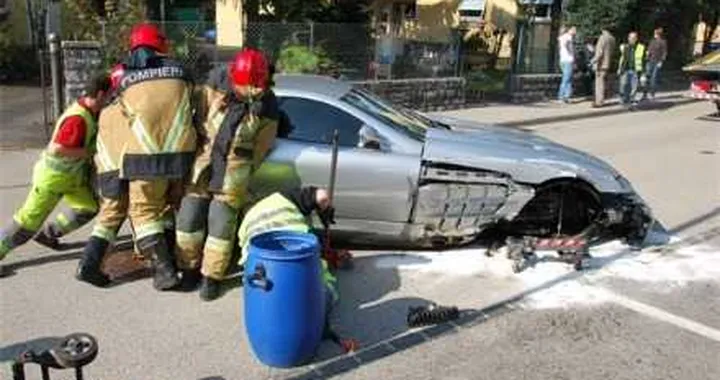Distrugge una Mercedes SLR e prosegue senza ruote