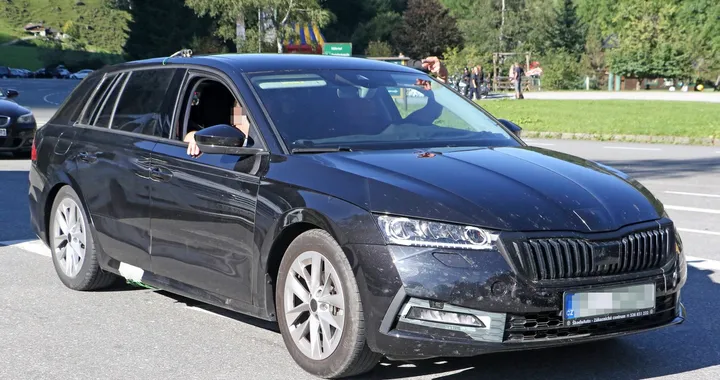 Skoda Octavia Wagon, nuove foto spia svelano esterni e abitacolo