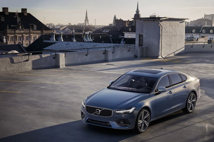 Volvo S90 e V90 R-Design: immagini ufficiali