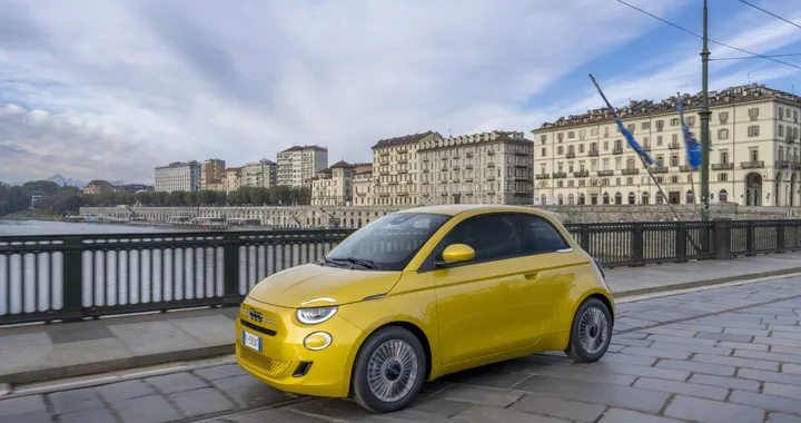 Fiat 500 Hybrid 2026: ritorno a Mirafiori e prova su strada