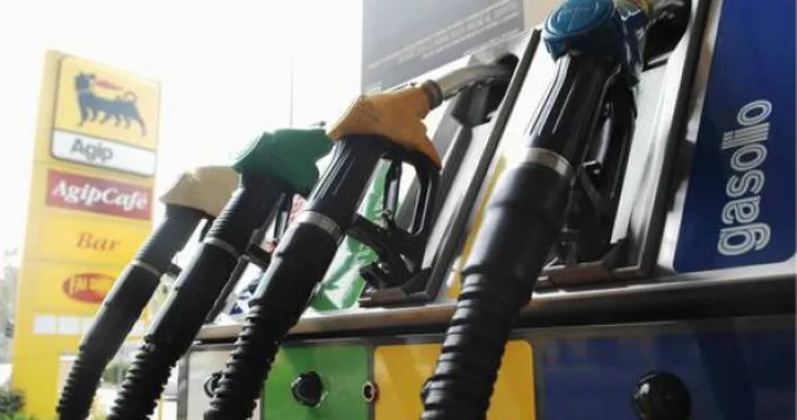 Il prezzo del petrolio scende. Ma il gasolio sale