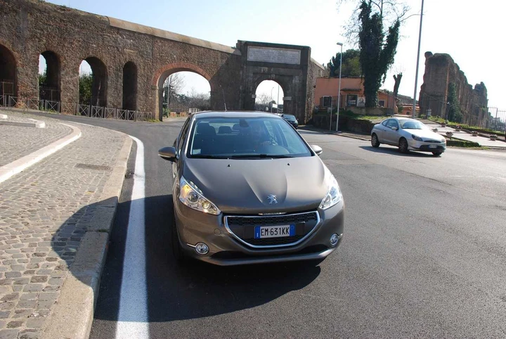 Peugeot 208 1.2 VTi: la prova su strada