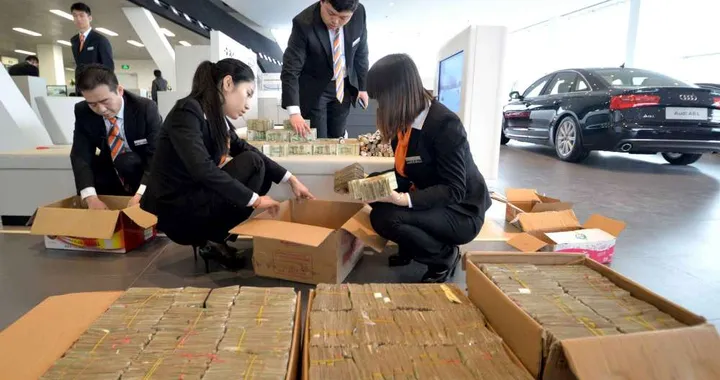 Cina, donna acquista BMW e la paga in contanti