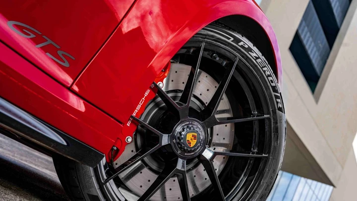 Porsche 911 GTS ibrida: Pirelli firma gli pneumatici su misura