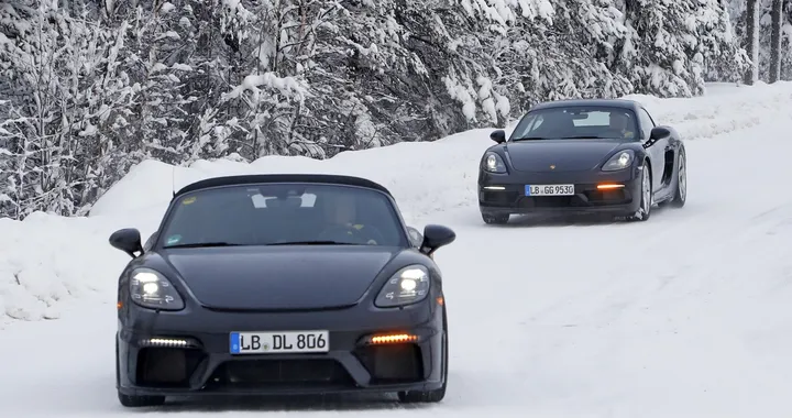 Porsche 718 Cayman GT4 Touring e 718 Boxster Spyder, spiate durante i test sulla neve