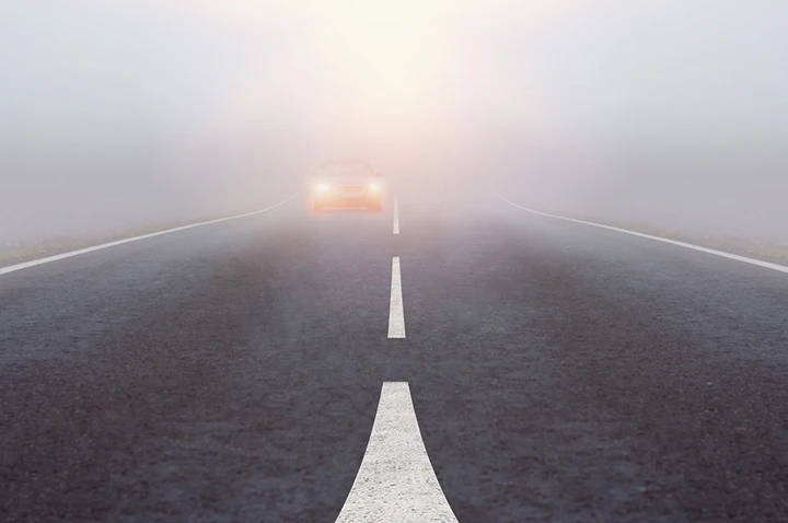 Guidare con la nebbia: tecniche e consigli per farlo in sicurezza