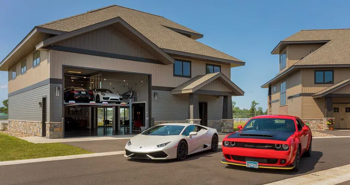 La casa da sogno per gli appassionati di auto è costruita in pista