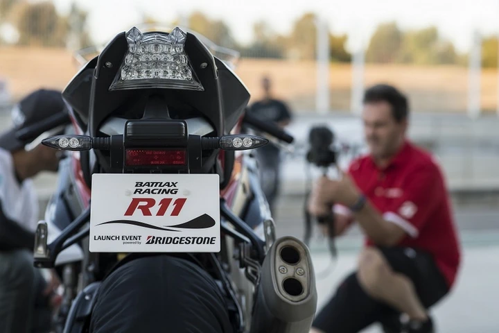 Bridgestone Battlax Racing R11, la nuova gomma per correre