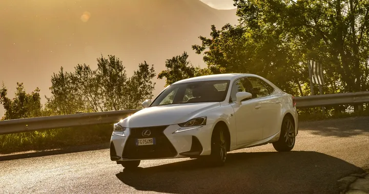 Lexus IS Hybrid 2017: la prova su strada