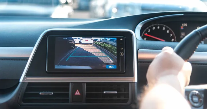 Telecamera retromarcia auto: come funziona e quando serve
