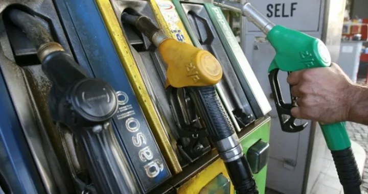 Prezzi carburanti in calo, ma non mancano le critiche