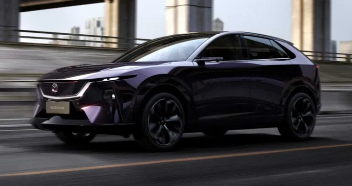 Mazda CX-6e: schermi enormi, trazione posteriore e ibrida o elettrica