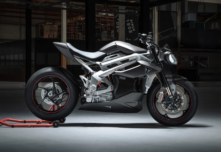 Triumph TE-1, la moto elettrica inglese è sempre più vicina al debutto