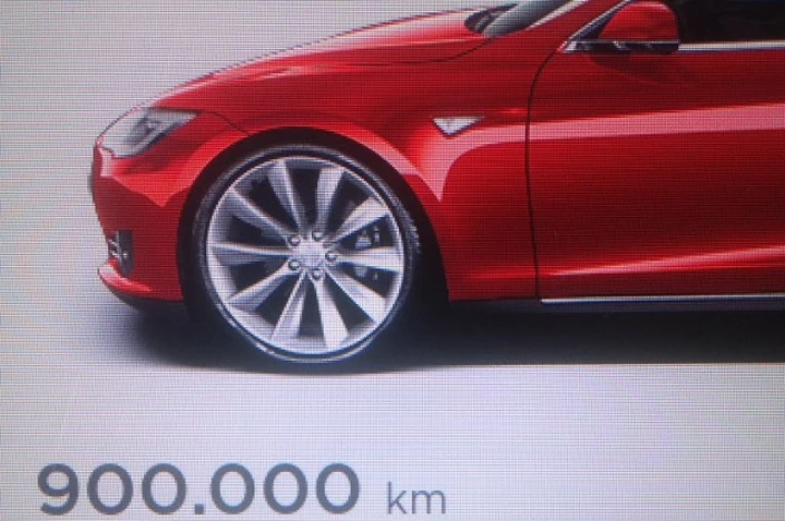 900.000 km con una Tesla Model S: è record