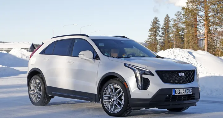 Cadillac XT4, la variante diesel spiata durante i test su strada