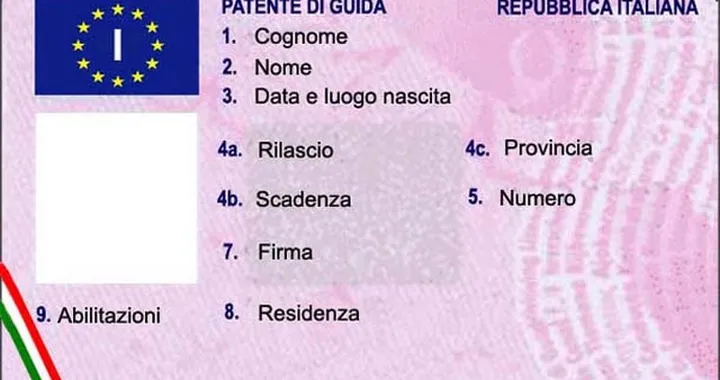 Fermato a un posto di blocco la sua patente aveva un particolare incredibile