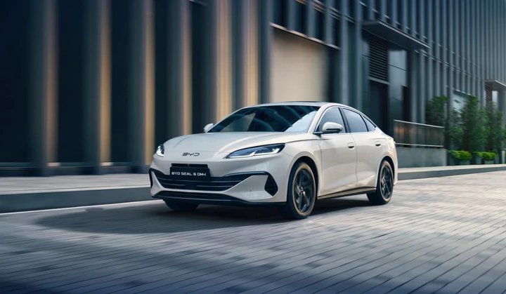 BYD Seal 6 DM-i: una berlina ibrida plug-in si aggiunge alla gamma