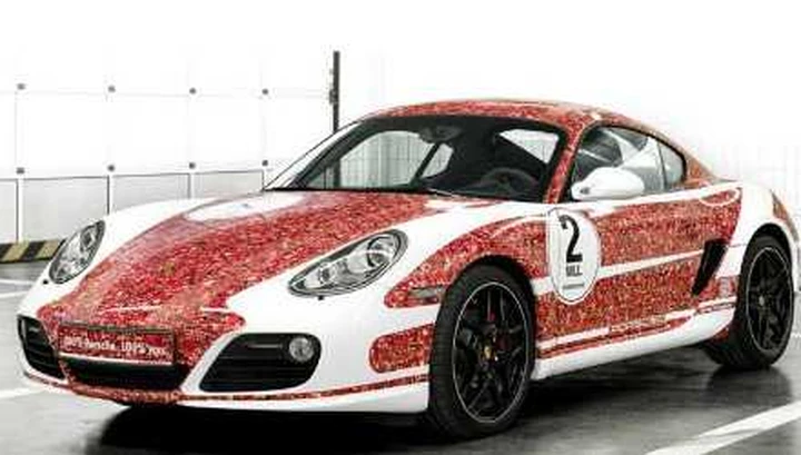 Una Porsche Cayman S speciale per Facebook