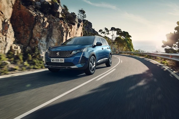 Peugeot 5008 2021: allestimenti, motori e prezzi