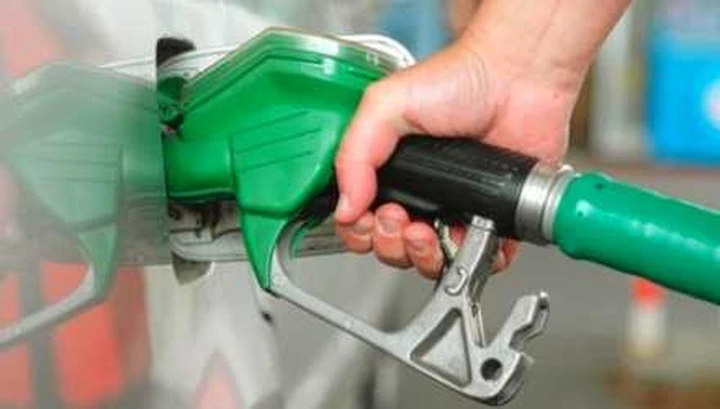 Prezzi carburanti: la benzina sotto 1,80 euro