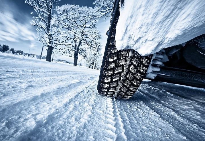 Guidare l'auto elettrica sulla neve: ecco cosa devi sapere