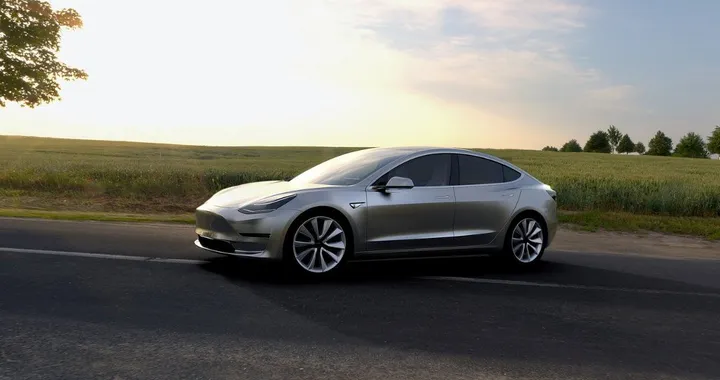 Tesla punta a 500.000 auto elettriche all'anno già nel 2018