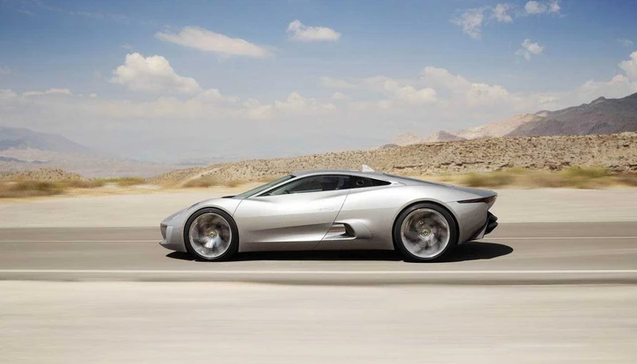 Jaguar C-X75: Jay Leno la prova per primo, il video