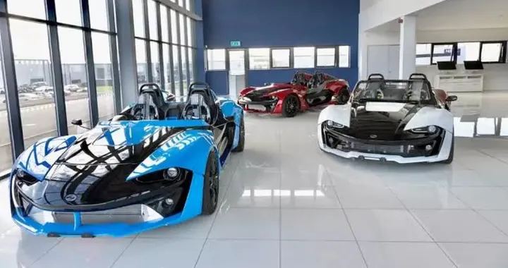 Zenos E10 2027: 380 CV, 790 kg e uno 0-100 da supercar
