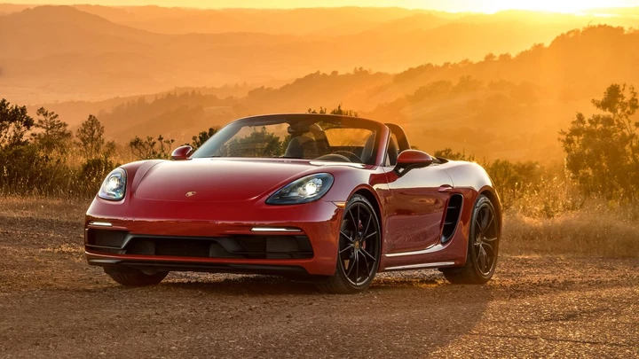 Porsche spiazza tutti: ritorno al benzina per Boxster e Cayman