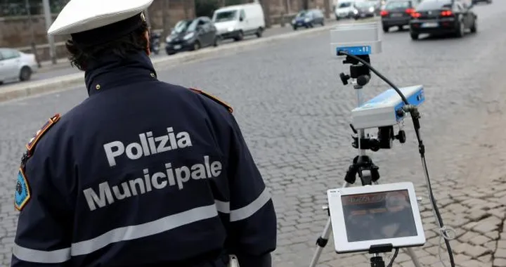 Roma, vigili si addormentano in auto e l'autovelox sparisce