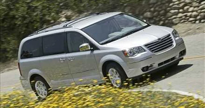Chrysler richiama 250.000 auto per problemi al motore