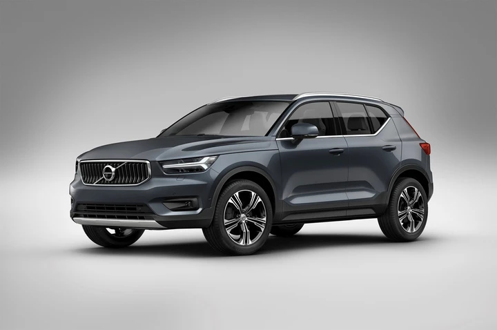 Volvo XC40, motore T3 tre cilindri e allestimento Inscription: immagini ufficiali