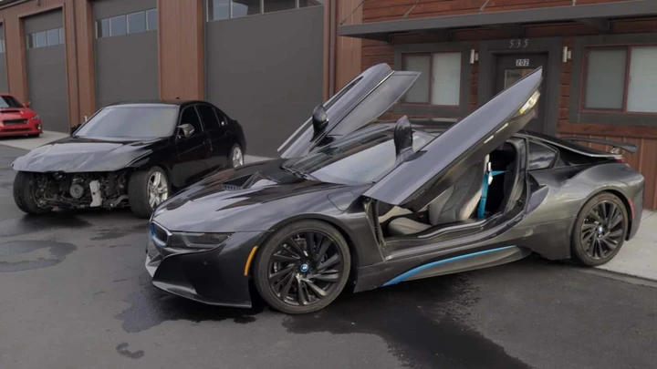 BMW i8, il folle trapianto: via le batterie, dentro un 6 cilindri