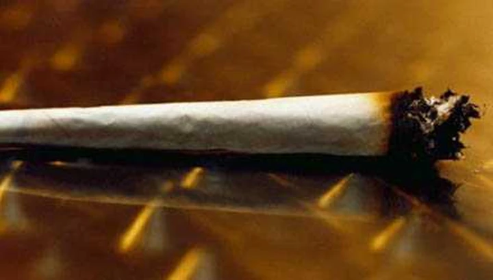 Fumava erba alla guida. 81 enne nei guai