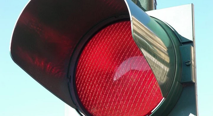 Multa al semaforo rosso con telecamera, bisogna sempre pagarla?