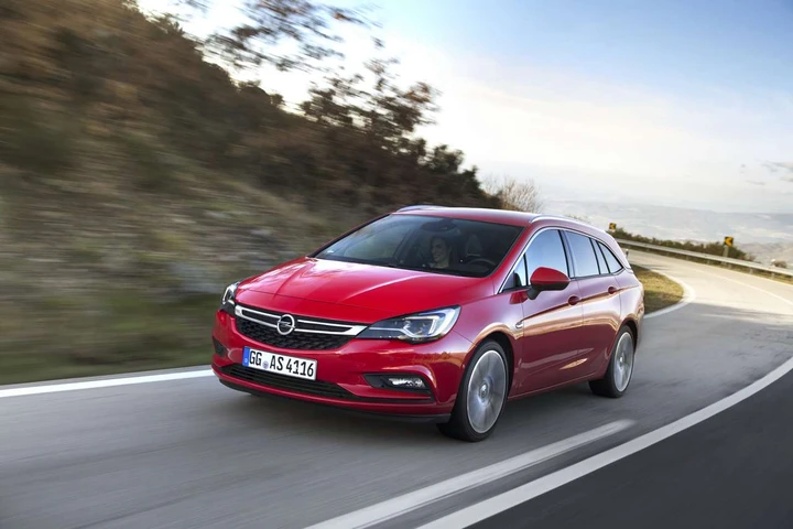 Opel Astra Sports Tourer 2016: immagini ufficiali