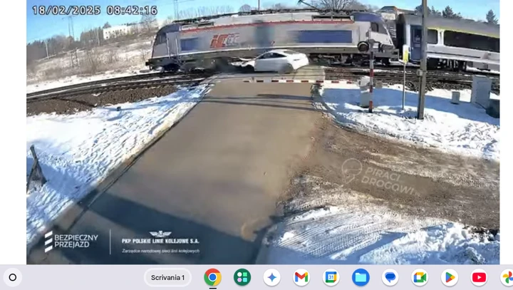 Incidente choc: attraversa i binari con il parabrezza ghiacciato, il treno lo centra [VIDEO]