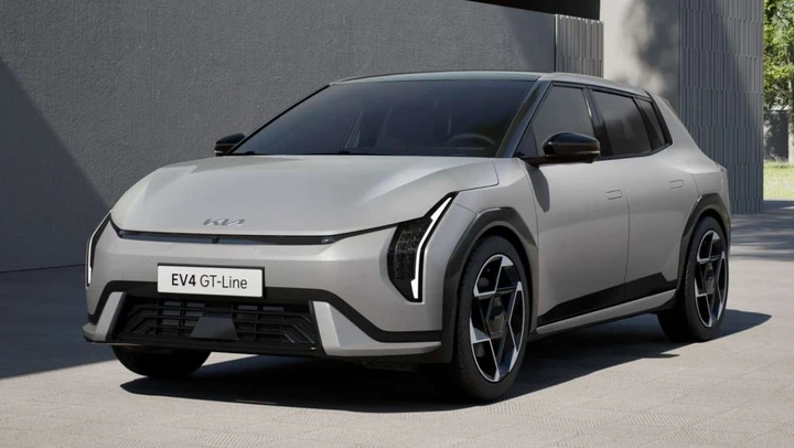 Kia EV4: svelati interni, design e specifiche tecniche