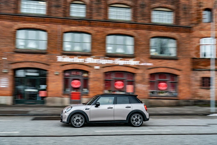 Mini 5 porte 2021: immagini ufficiali del restyling